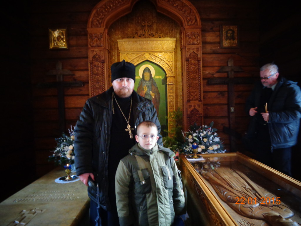Отец Виталий с сыном во время паломнической поездки в Вырицу
