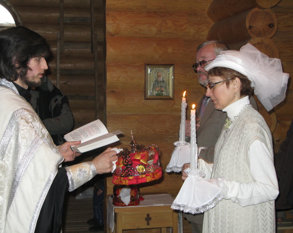 Отец Павел венчает жертвователей и благоустроителей нашего храма Сергея и Елену Батеньковых