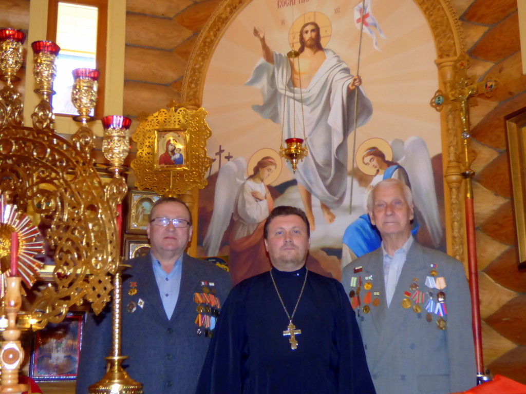 Отец Виталий с пономарями храма Сергеем Владимировичем Абрамовым и Юрием Андреевичем Симоновым